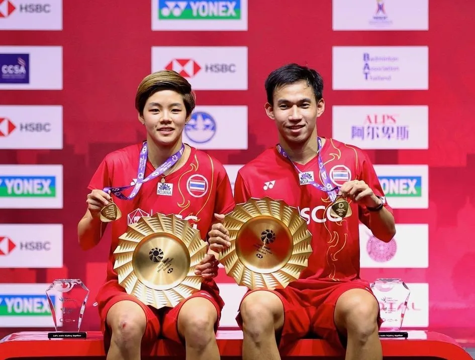 นักแบดมินตันคู่ผสมคู่แรกของโลกที่คว้า “ทริปเปิ้ลแชมป์”1.Yonex Thailand open 2020 2.Toyota Thailand open 2020 3.HSBC BWF World Tour Finals 2020