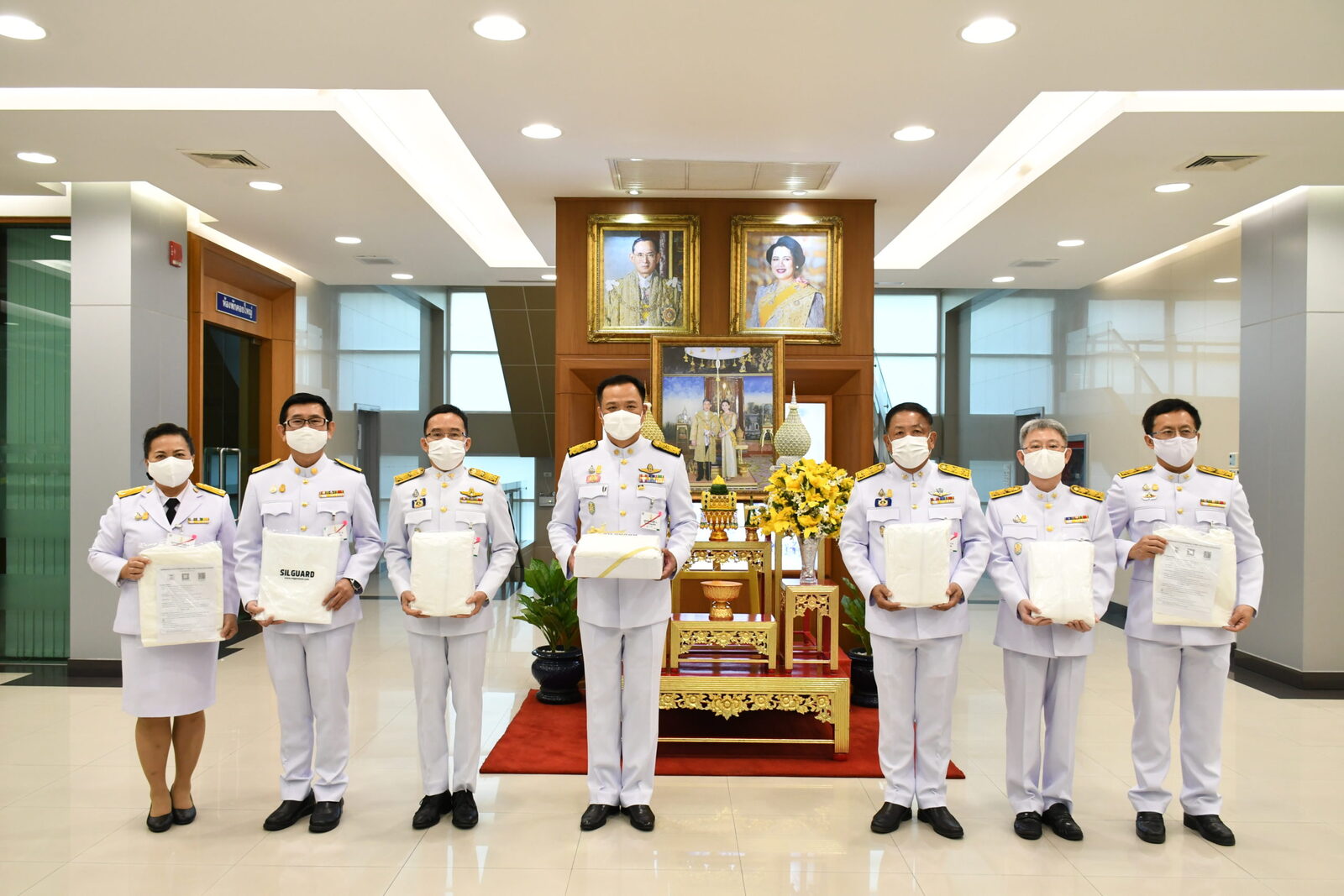 พระบาทสมเด็จพระเจ้าอยู่หัว และสมเด็จพระนางเจ้า ฯ พระบรมราชินี พระราชทานชุด PPE. 7 แสนชุดแก่บุคลากรการแพทย์