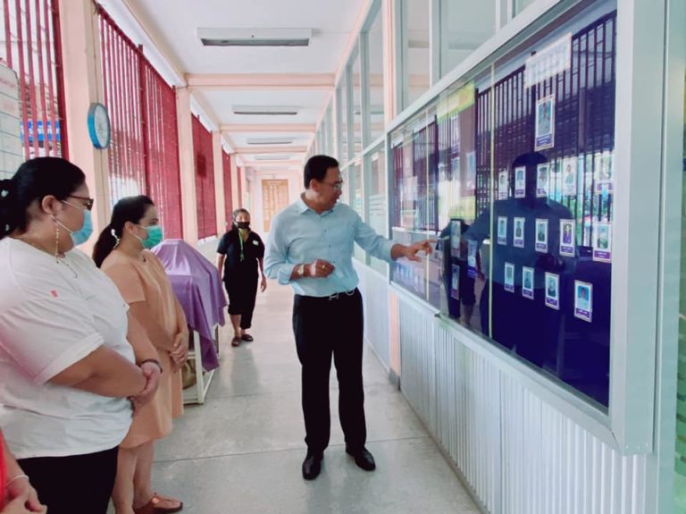 ผู้อำนวยการสำนักการศึกษา กทม.ลงพื้นตรวจมาตรการป้องกันโควิด-19 ทั้งอาคารเรียนและโรงอาหาร กำชับเน้นความปลดภัยของนักเรียน