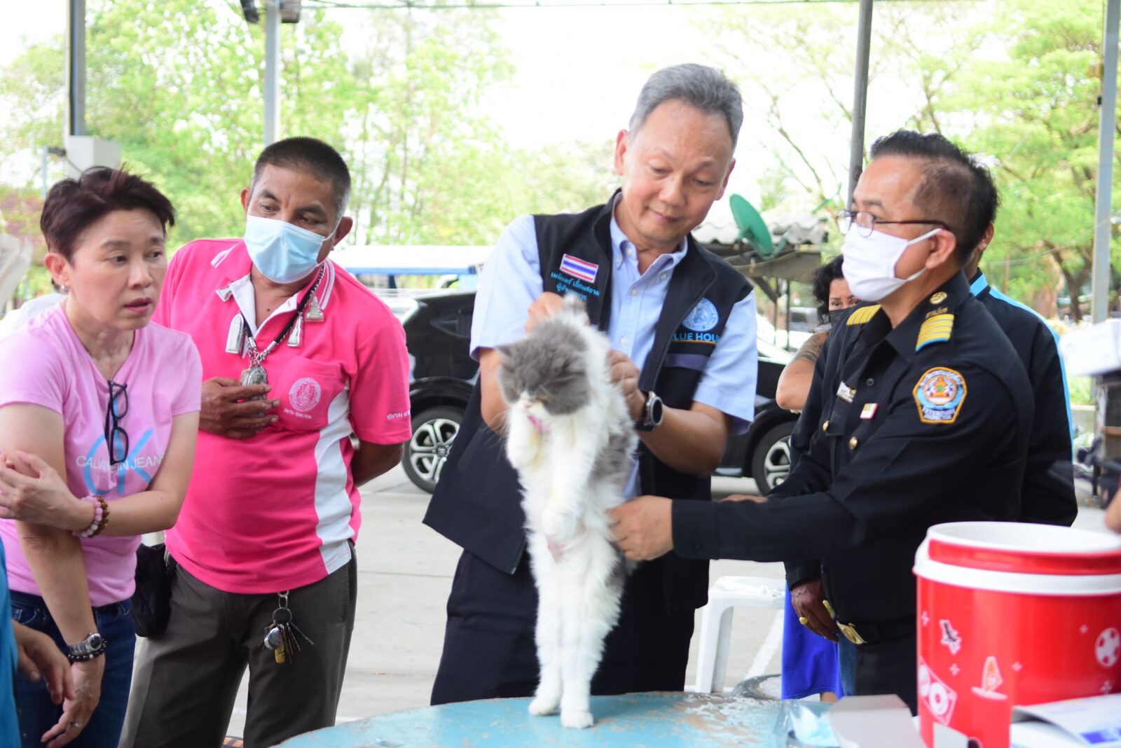 ศูนย์ BLUE HOUSE ปชป.&nbsp; ลงพื้นที่คลองสามวา ช่วย ‘หมา – แมว’ ชาวบ้านพ้นภัยจากโรคพิษสุนัขบ้า – ‘เมฆินทร์’ เผยชาวบ้านเจอปัญหา ‘เมืองโตจนปรับตัวไม่ทัน’ หวัง ‘อัตลักษณ์คลองสามวา’ อยู่คู่กับความทันสมัย ด้าน ‘ชมพูนุท’&nbsp; เผยชาวบ้านห่วงถึงหน้าฝนจะเกิดน้ำท่วม เพราะยังไม่มีการขุดลอกคลอง ท่อระบายน้ำ เตรียมเร่งประสานขอให้มีการดำเนินการอย่างเร่งด่วน