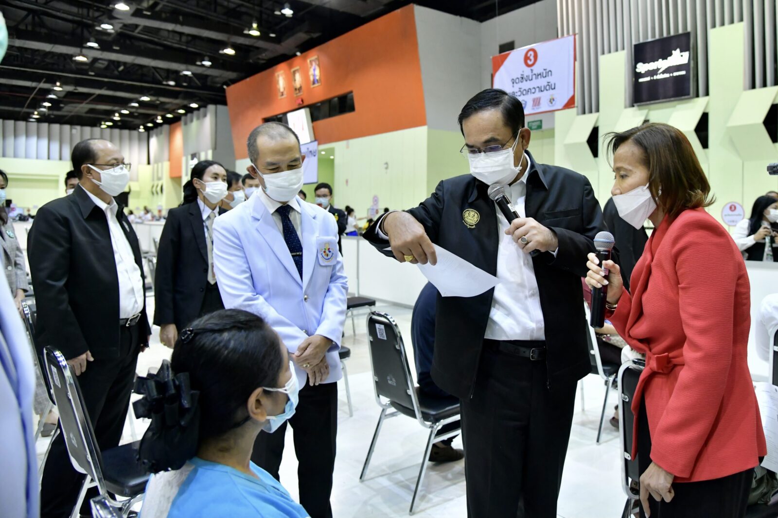 นายกฯตรวจหน่วยบริการฉีดวัคซีนเดอะมอลล์บางกะปิ