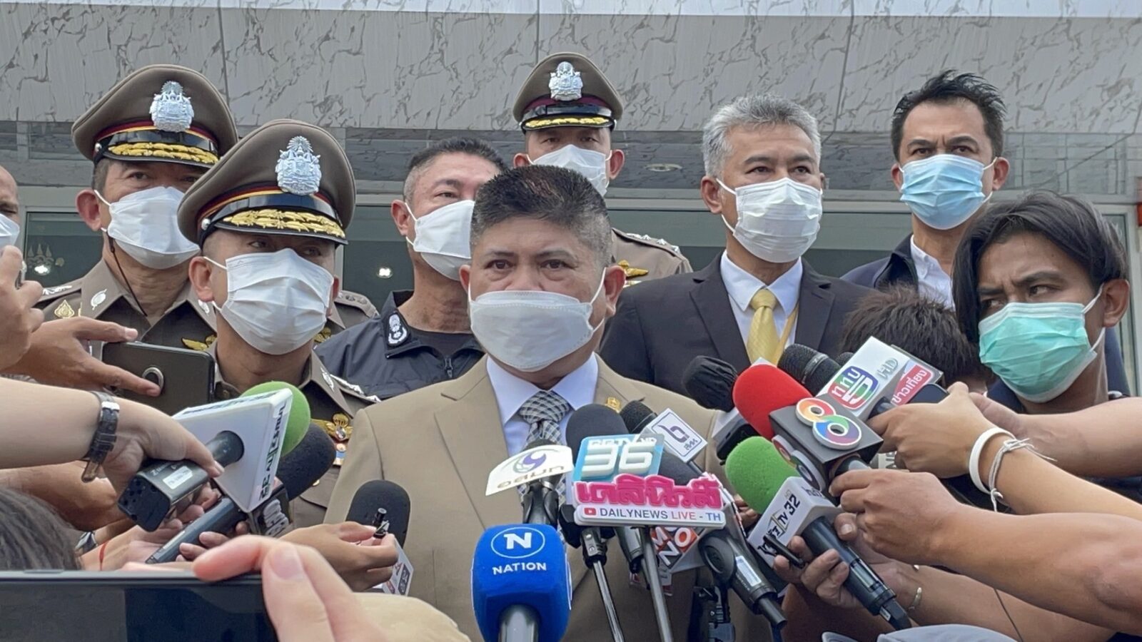 “แรมโบ้” พร้อมด้วยพล.ต.ท.สุรเชษฐ์  บุกค้น สำนักงานขายลอตเตอรี่ บริษัท มังกรฟ้า ล็อตเตอรี่ จำกัด กว้านซื้อลอตเตอรี่ กว่าสองล้านฉบับ