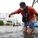 “ชัชชาติ สิทธิพันธุ์”ลุย ! น้ำท่วมหลังฝนถล่มดอนเมือง-หลักสี่ ชี้ชาวบ้านช้ำท่วมซ้ำซาก 10 ปี เสนอลอกท่อ-ลงทุนปั๊มทั้งระบบใหม่ แก้ท่วมได้ทันที