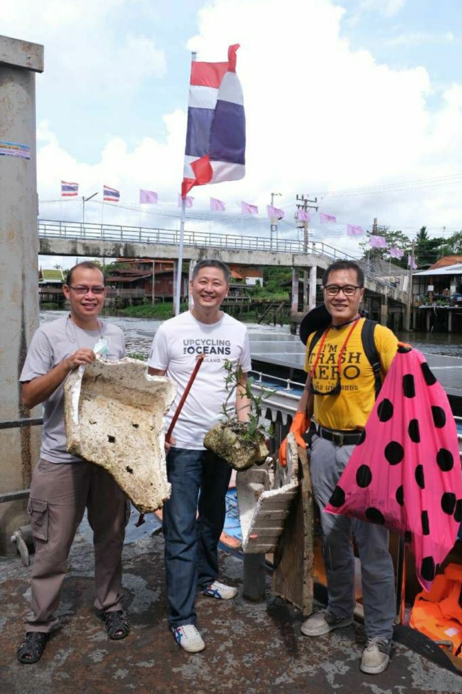 วีระศักดิ์ โควสุรัตน์ : เก็บขยะคลองบางกรวย-อ้อมนนท์ สร้างจิตสำนึกรักคลอง