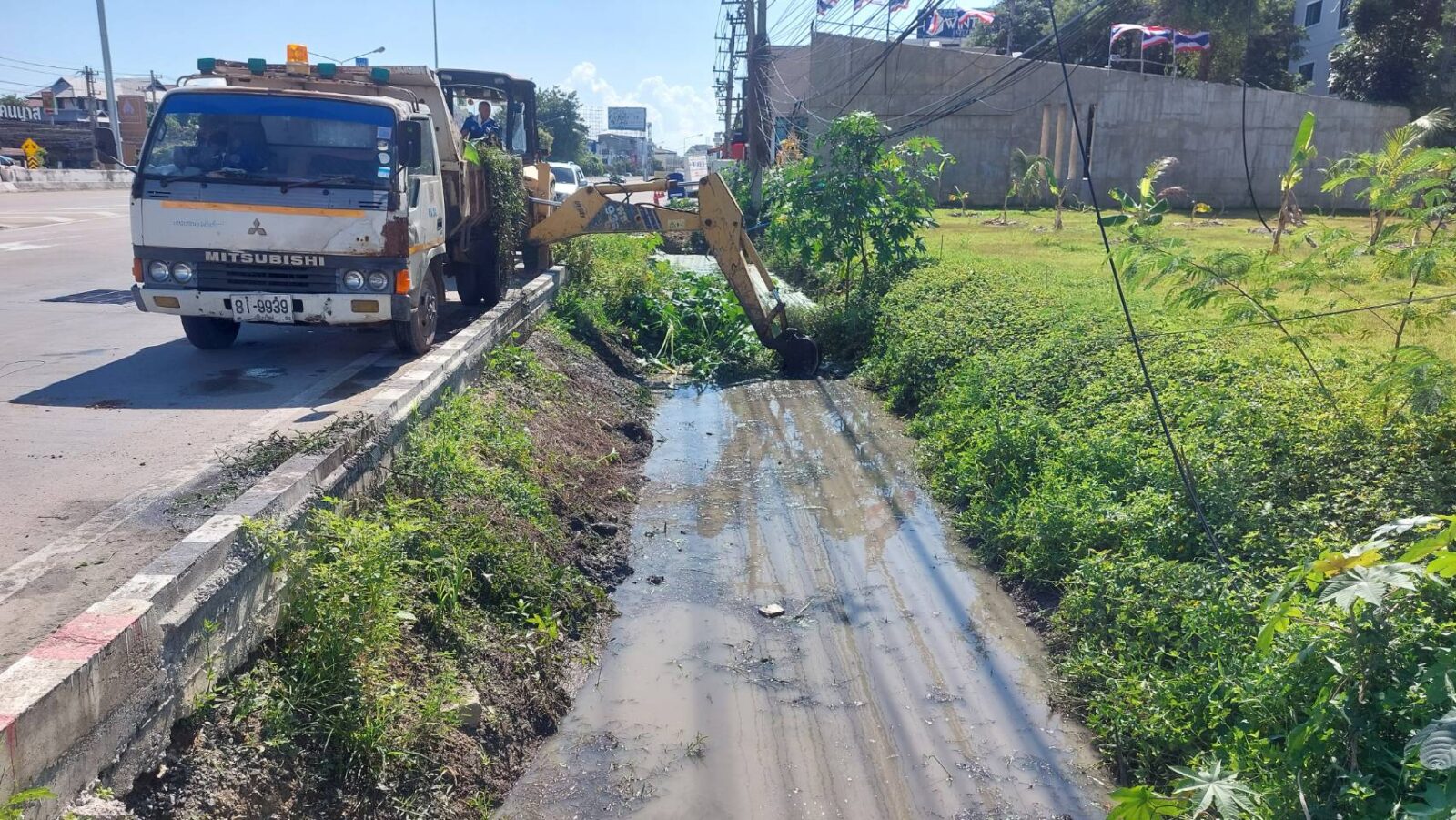 ขุดลอกลำเหมืองระบายน้ำแยกข่วงสิงห์ แก้ปัญหาเชียงใหม่น้ำรอระบาย