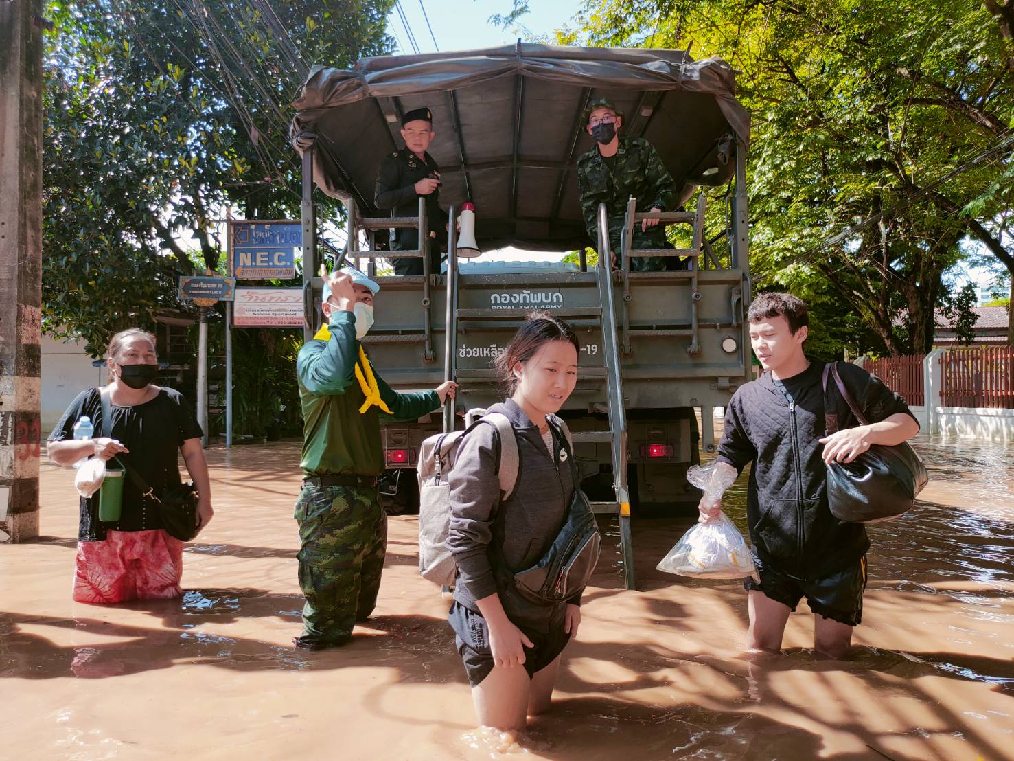 ผบ.มทบ 33 จัดรถรับส่งช่วยประชาชนในพื้นที่น้ำท่วม