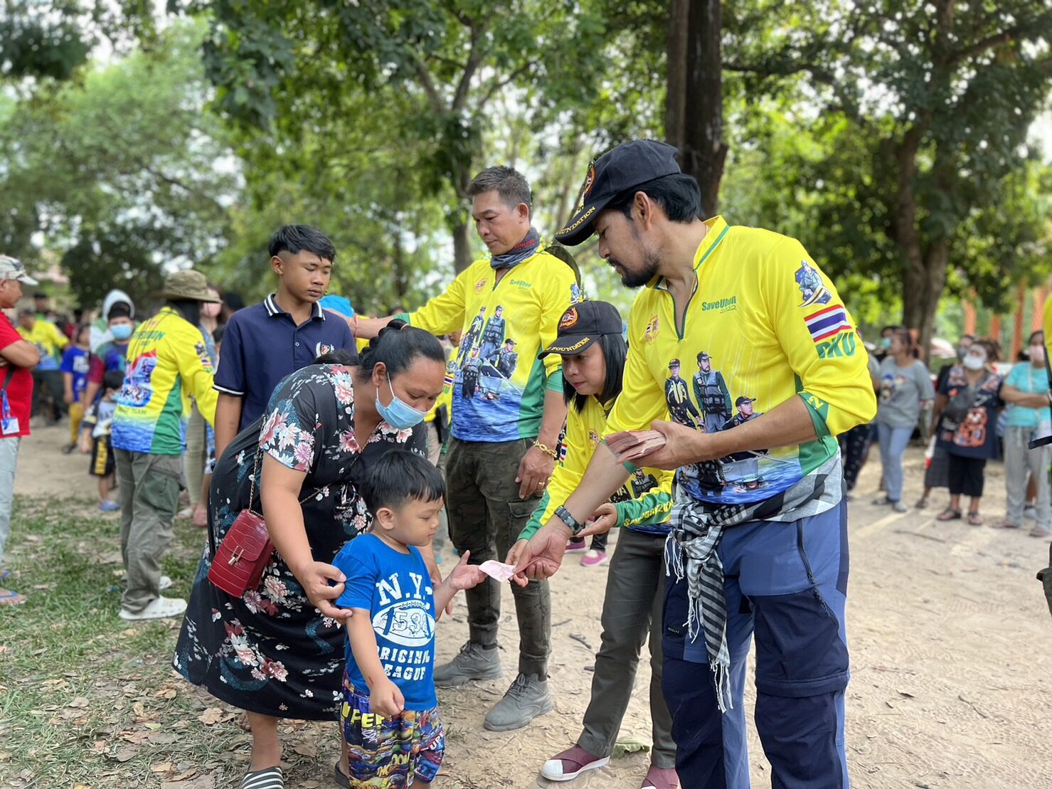 “บิณฑ์ บรรลือฤทธิ์ มูลนิธิร่วมกตัญญ ช่วยน้ำท่วมอุบล65 ส่งท้าย กว่า1,700 ครัวเรือน