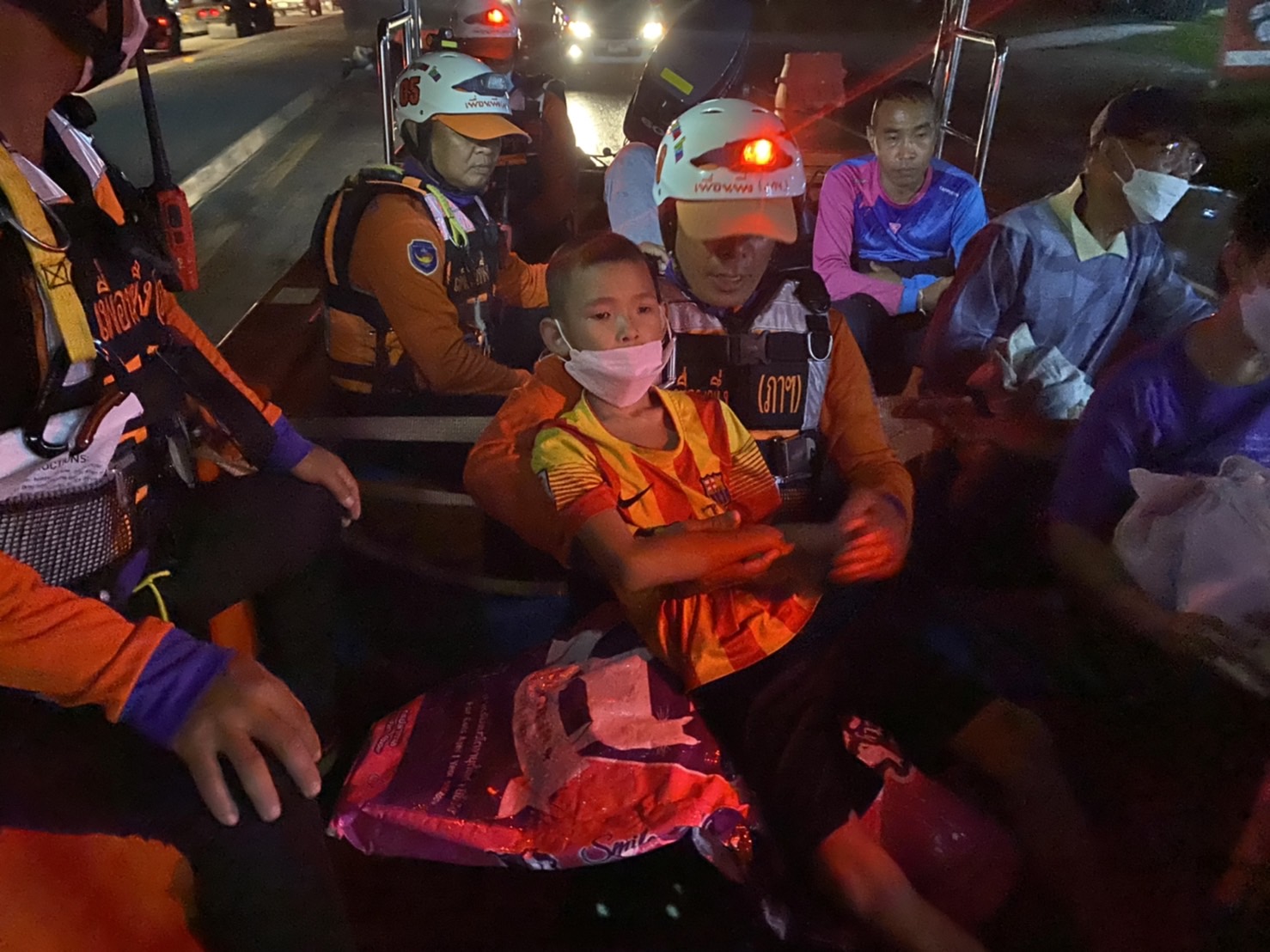 เจ้าหน้าที่มูลนิธิอาสาเพื่อนพึ่ง (ภาฯ)ยามยาก สภากาชาดไทยพร้อมกับอาสาปฏิบัติภัยพิบัติช่วยอพยพผู้ป่วยส่งโรงพยาบาล