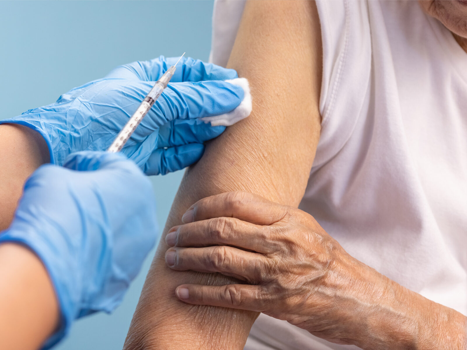 สธ.สั่งทุก รพ. เปิดจุดฉีดวัคซีน จัดรถโมบายบริการกลุ่ม 608 หลังยอดผู้ป่วยโควิดเพิ่มขึ้น