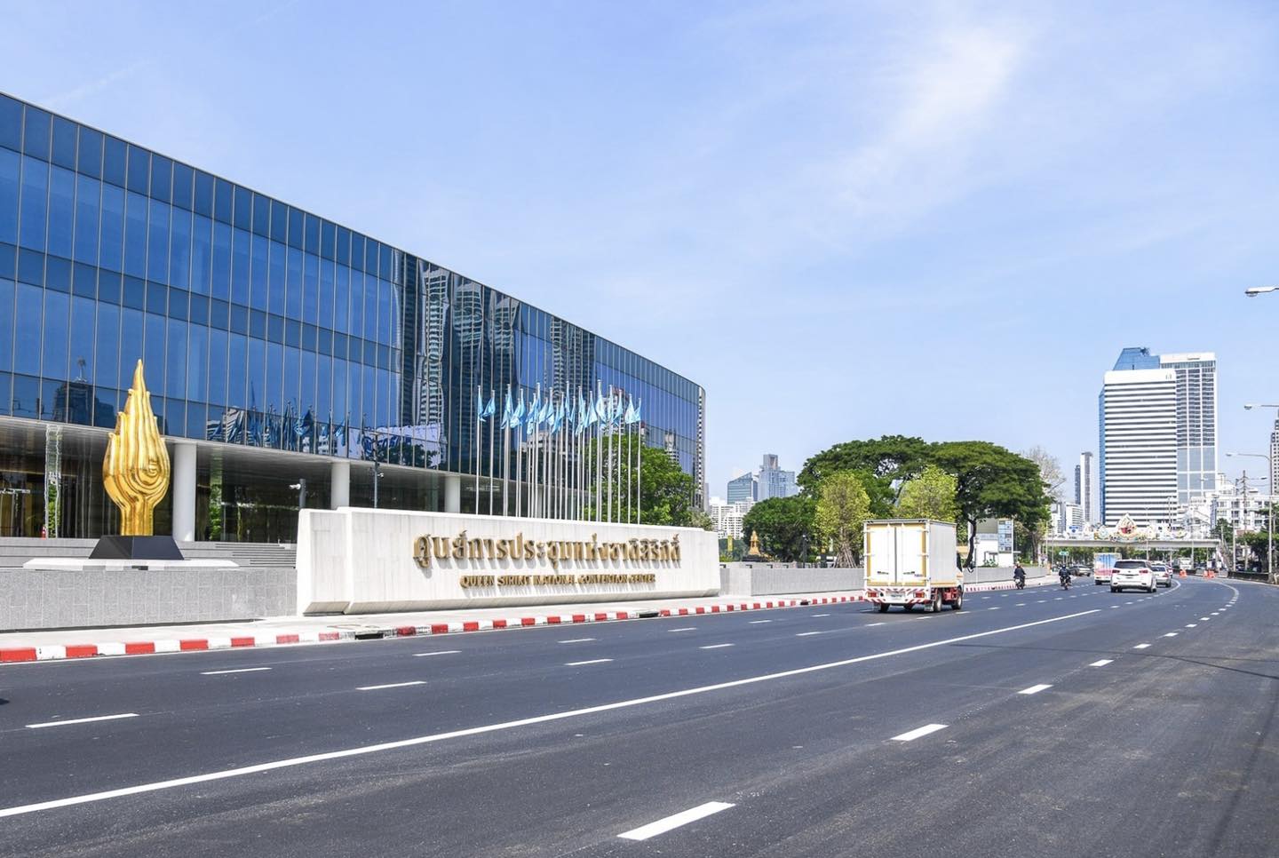 การไฟฟ้า ลุยถอนเสาไฟ หน้าศูนย์สิริกิติ์ เนรมิตทัศนียภาพรับเอเปก 2022
