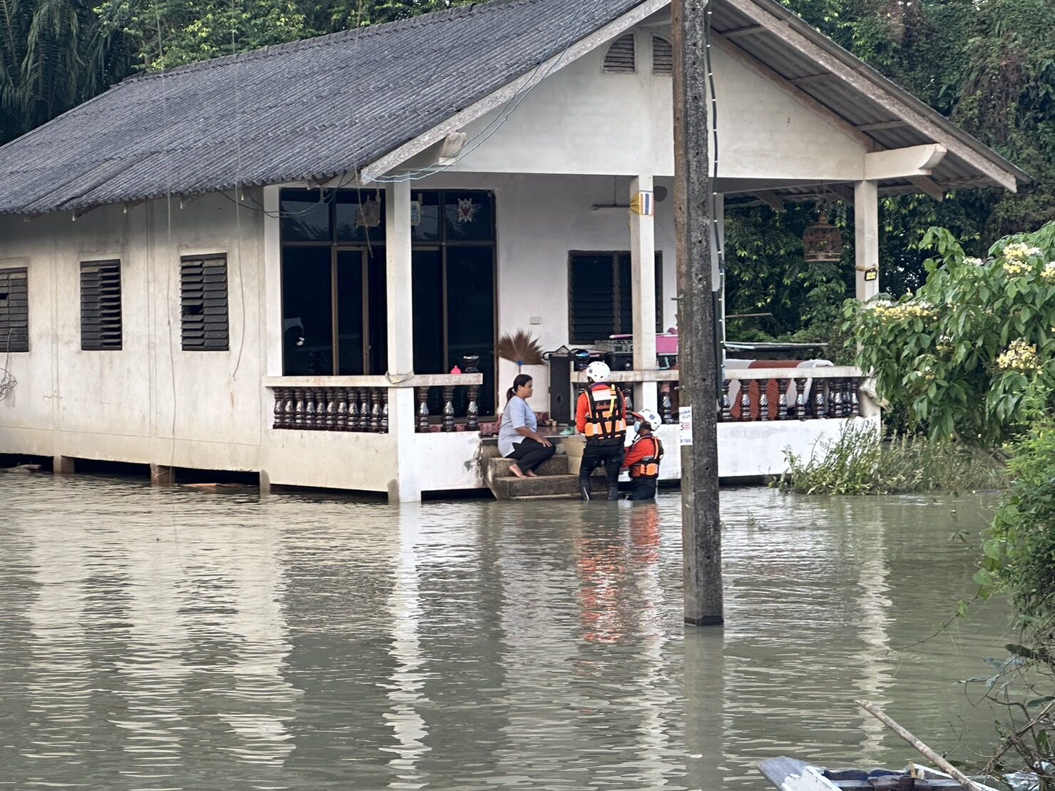 มูลนิธิอาสาเพื่อนพึ่ง(ภาฯ) ยามยาก มอบถุงยังชีพ-อาหารกล่อง ช่วยชาวพัทลุงสู้น้ำท่วม
