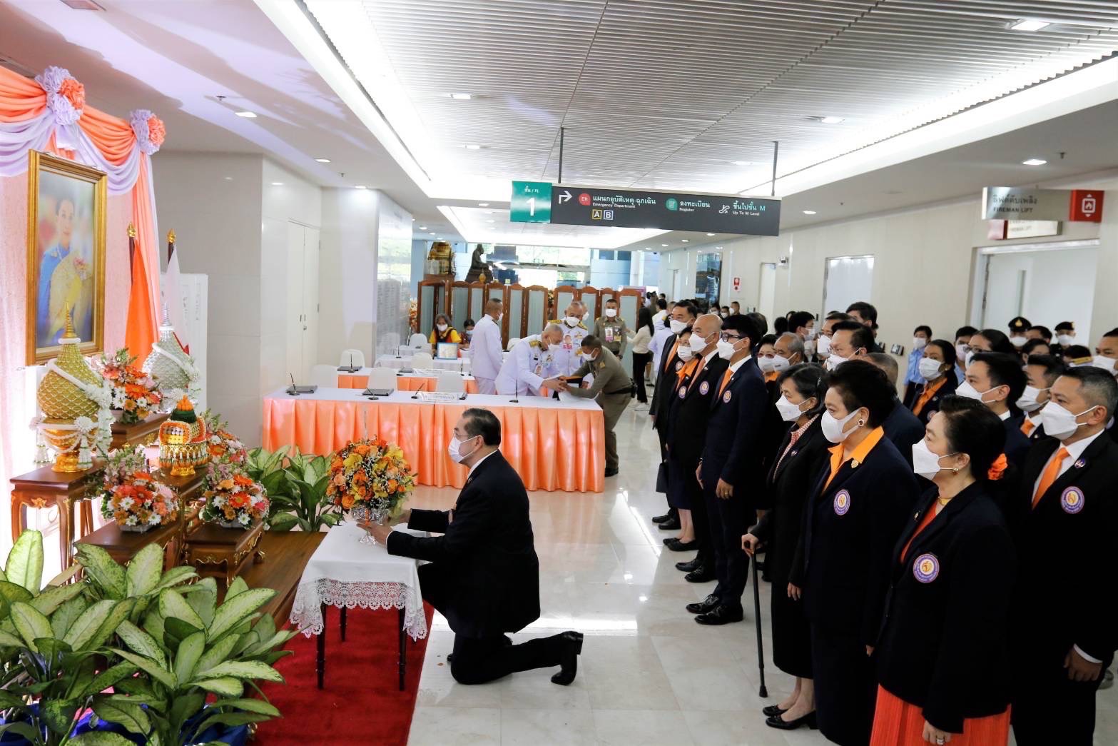 ศาสตราจารย์ ดร. สุรเกียรติ์ เสถียรไทย พร้อมด้วยท่านผู้หญิงดร.สุธาวัลย์ เสถียรไทย และคณะกรรมการ ผู้บริหารและเจ้าหน้าที่ มูลนิธิอาสาเพื่อนพึ่ง(ภา)ยามยาก สภากาชาดไทย นำแจกันดอกไม้มาถวายต่อหน้าพระรูป และลงนามถวายพระพรสมเด็จพระเจ้าลูกเธอ เจ้าฟ้าพัชรกิตติยาภา นเรนทิราเทพยวดี กรมหลวงราชสาริณีสิริพัชร มหาวัชรราชธิดา ที่อาคารภูมิสิริราชมังคลา โรงพยาบาลจุฬาลงกรณ์ สภากาชาดไทย เพื่อให้ทรงหายจากพระอาการประชวรในเร็ววัน มีพระพลานามัยสมบูรณ์แข็งแรง