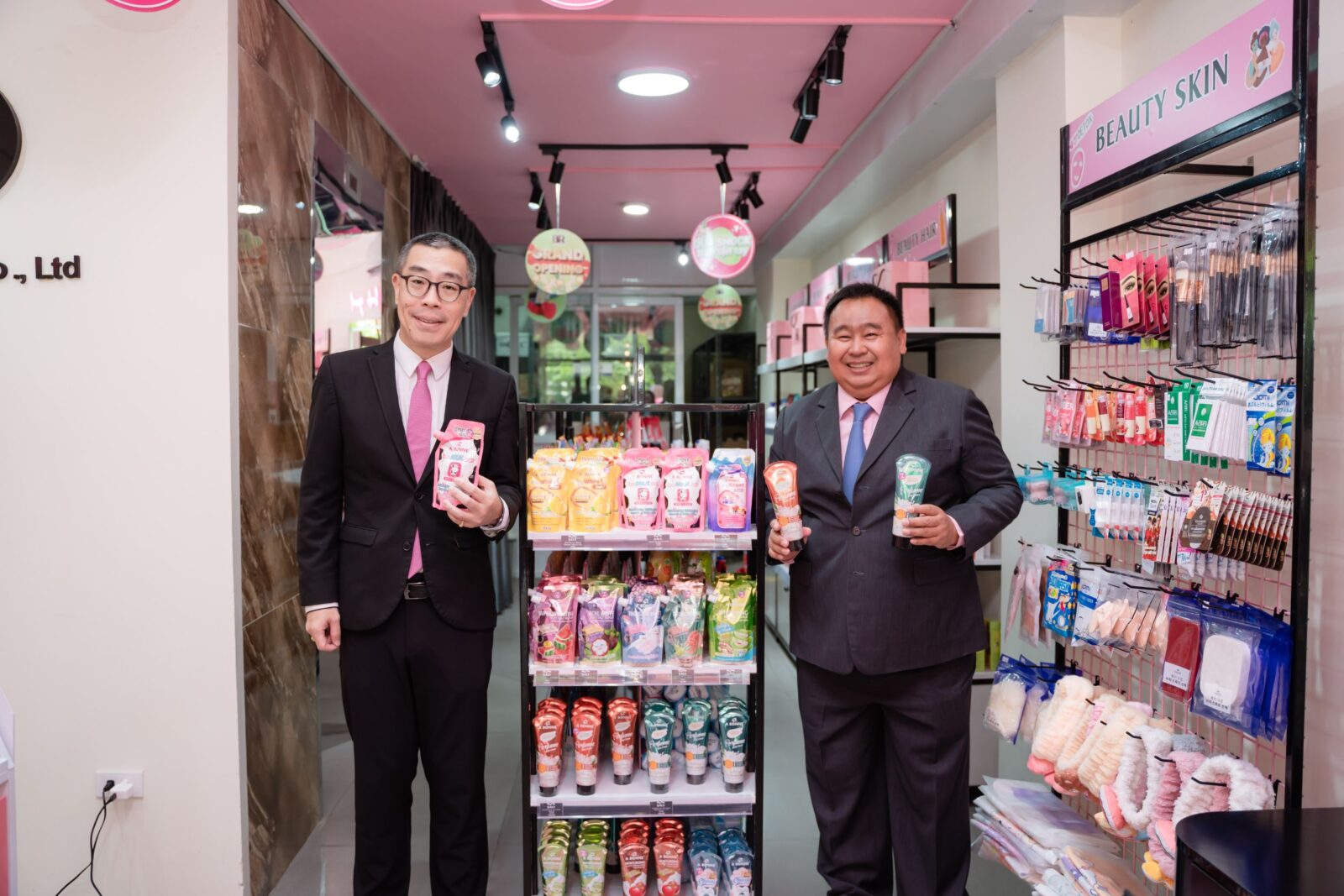ซีอีโอ”เอบอนเน่” ร่วมเปิดร้านใหม่สาขาฮานอย