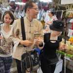 นักท่องเที่ยวยุโรปตาบอดกับปากคลองตลาด                  โดย : วีระศักดิ์ โควสุรัตน์