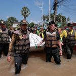 แม่ทัพภาค 4 มูลนิธิร่วมกตัญญู นำโดยบิณฑ์-ท็อป ลุยน้ำท่วมช่วยเหลือผู้ประสบภัยน้ำท่วม ปะกาฮารัง ที่ หนักสุดกว่าทุกปี