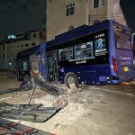 รถเมล์สาย 69 ชนกับมอเตอร์ไซค์ และปีนขึ้นฟุตบาท เสียชีวิต 1 ราย บาดเจ็บอีก 3 ราย