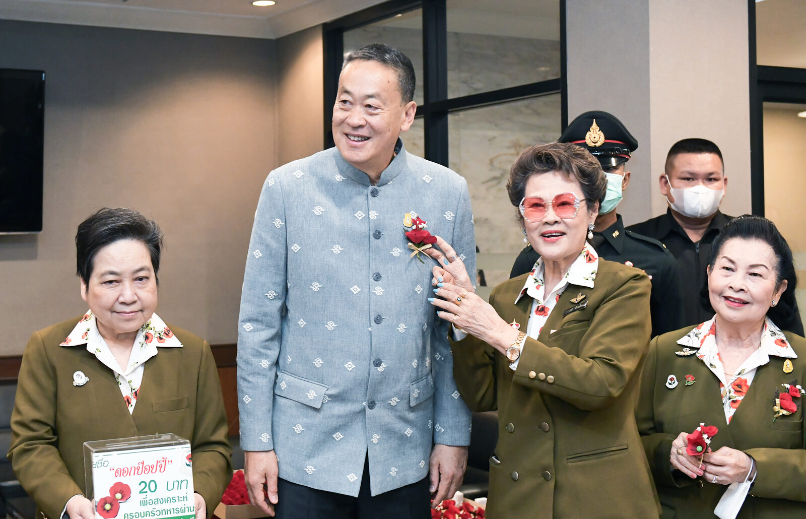 กรรมการมูลนิธิสงเคราะห์ครอบครัวทหารผ่านศึกฯมอบดอกไม้ที่ระลึกวันทหารผ่านศึก(ดอกป๊อปปี้)เพื่อหารายได้ไปช่วยเหลือทหารผ่านศึกและครอบครัว