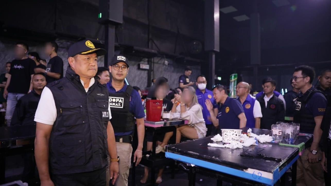 มท.1 ลุยเอง นำอธิบดีกรมการปกครอง พร้อมชุดปฏิบัติการพิเศษกรมการปกครอง ออกปฏิบัติการบุกจับ TAG ผับ ย่านอ้อมน้อย สมุทรสาคร พบนักเที่ยวฉี่ม่วงกว่า 77 คน