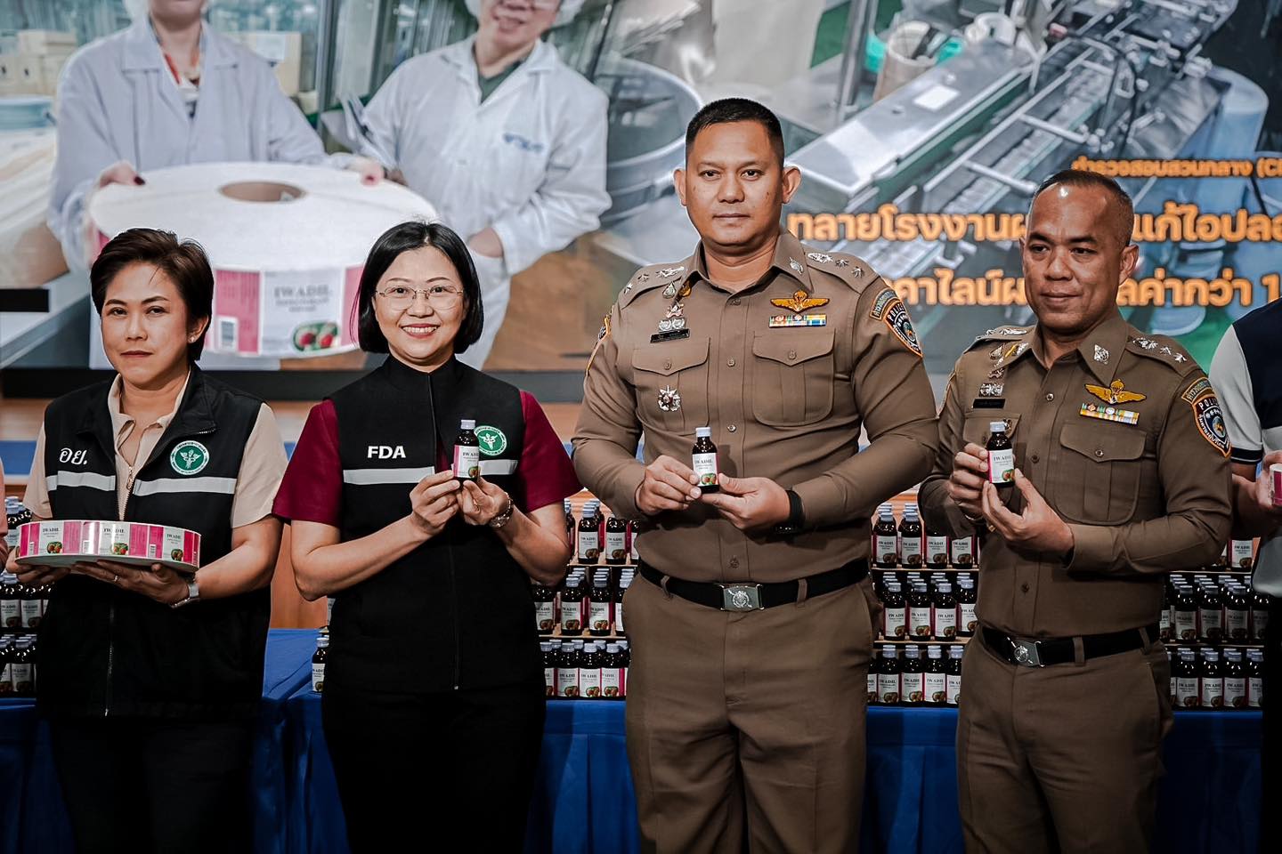 ตำรวจสอบสวนกลาง (CIB) ร่วมกับ อย. ทลายโรงงานผลิตยาแก้ไอปลอมรายใหญ่ ยึดของกลางมูลค่ากว่า 1.5 ล้านบาท
