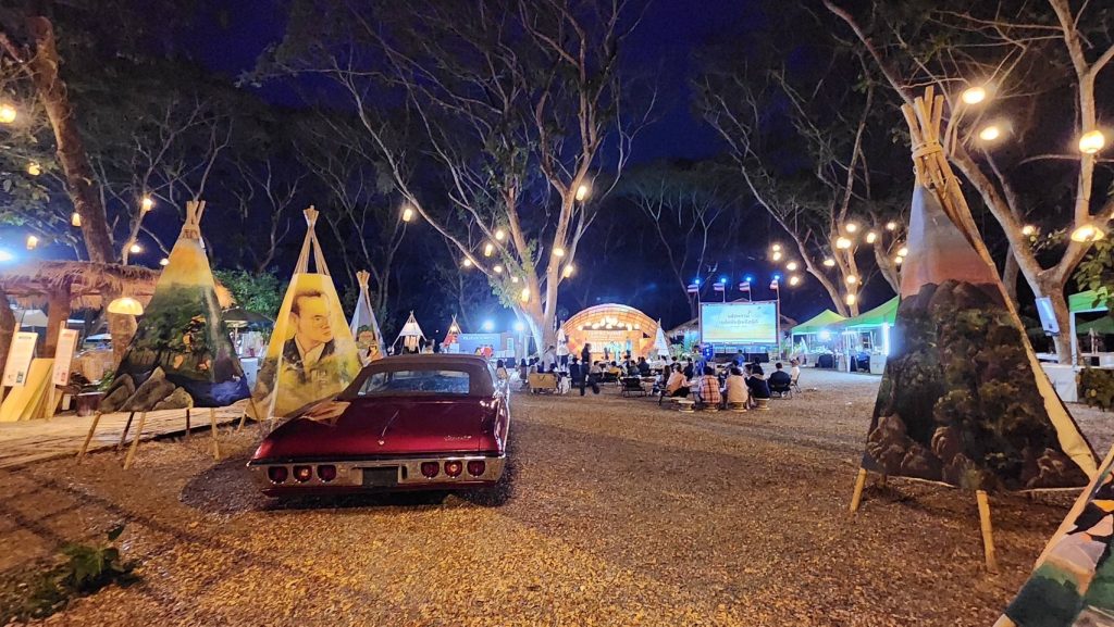 อดีตรมว.ท่องเที่ยวฯร่วมกิจกรรมชุมชนฉายหนังกลางแปลง เรื่อง ‘’มหัศจรรย์เมล็ดพันธ์ุเหนือมิติ ‘’แคมปิ้งมาร์เก็ต ลานกลางหมู่ต้นจามจุรีใกล้อุทยานแห่งชาติ มรดกโลกแก่งกระจาน จังหวัดเพชรบุรี อดีตรมว.ท่องเที่ยวฯร่วมกิจกรรมชุมชนฉายหนังกลางแปลง เรื่อง ‘’มหัศจรรย์เมล็ดพันธ์ุเหนือมิติ ‘’แคมปิ้งมาร์เก็ต ลานกลางหมู่ต้นจามจุรีใกล้อุทยานแห่งชาติ มรดกโลกแก่งกระจาน จังหวัดเพชรบุรี