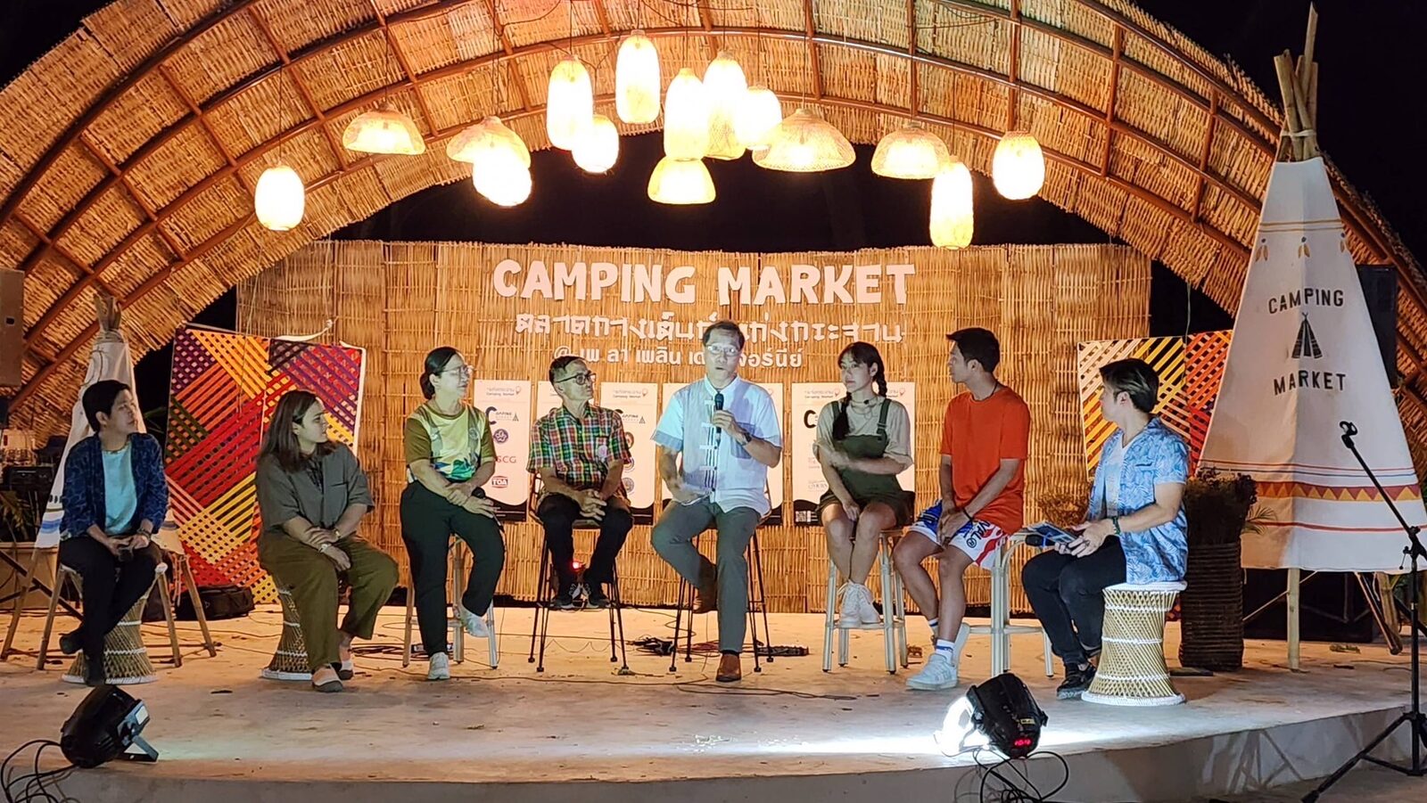 อดีตรมว.ท่องเที่ยวฯร่วมกิจกรรมชุมชนฉายหนังกลางแปลง เรื่อง ‘’มหัศจรรย์เมล็ดพันธ์ุเหนือมิติ ‘’แคมปิ้งมาร์เก็ต ลานกลางหมู่ต้นจามจุรีใกล้อุทยานแห่งชาติ มรดกโลกแก่งกระจาน จังหวัดเพชรบุรี