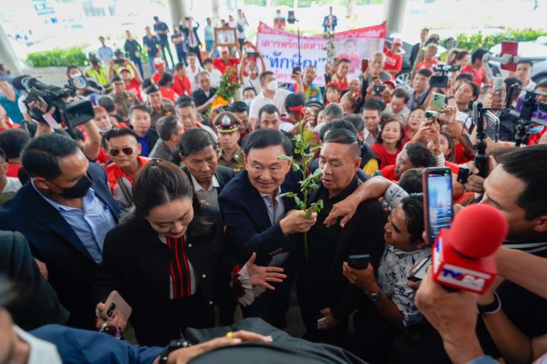 “ทักษิณ” เข้าพรรคเพื่อไทยในรอบ 17 ปี คนเสื้อแดง และรัฐมนตรี รอให้การต้อนรับ ขณะที่ ‘แพทองธาร’ เผย บรรยากาศเจอ สส. มีความสุข เหมือนได้กลับบ้านอีกครั้ง