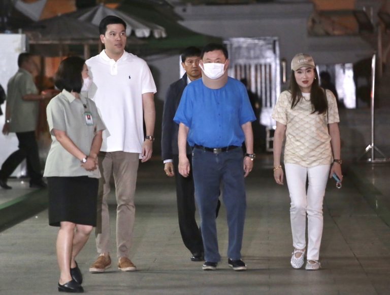 อดีตนายกฯทักษิณ ปรากฏตัวต่อสาธารณะครั้งแรกหลังได้รับการพักโทษ เข้าสัการะไหว้ศาลหลักเมืองตามฤกษ์&nbsp; ก่อนเดินทางไปเชียงใหม่
