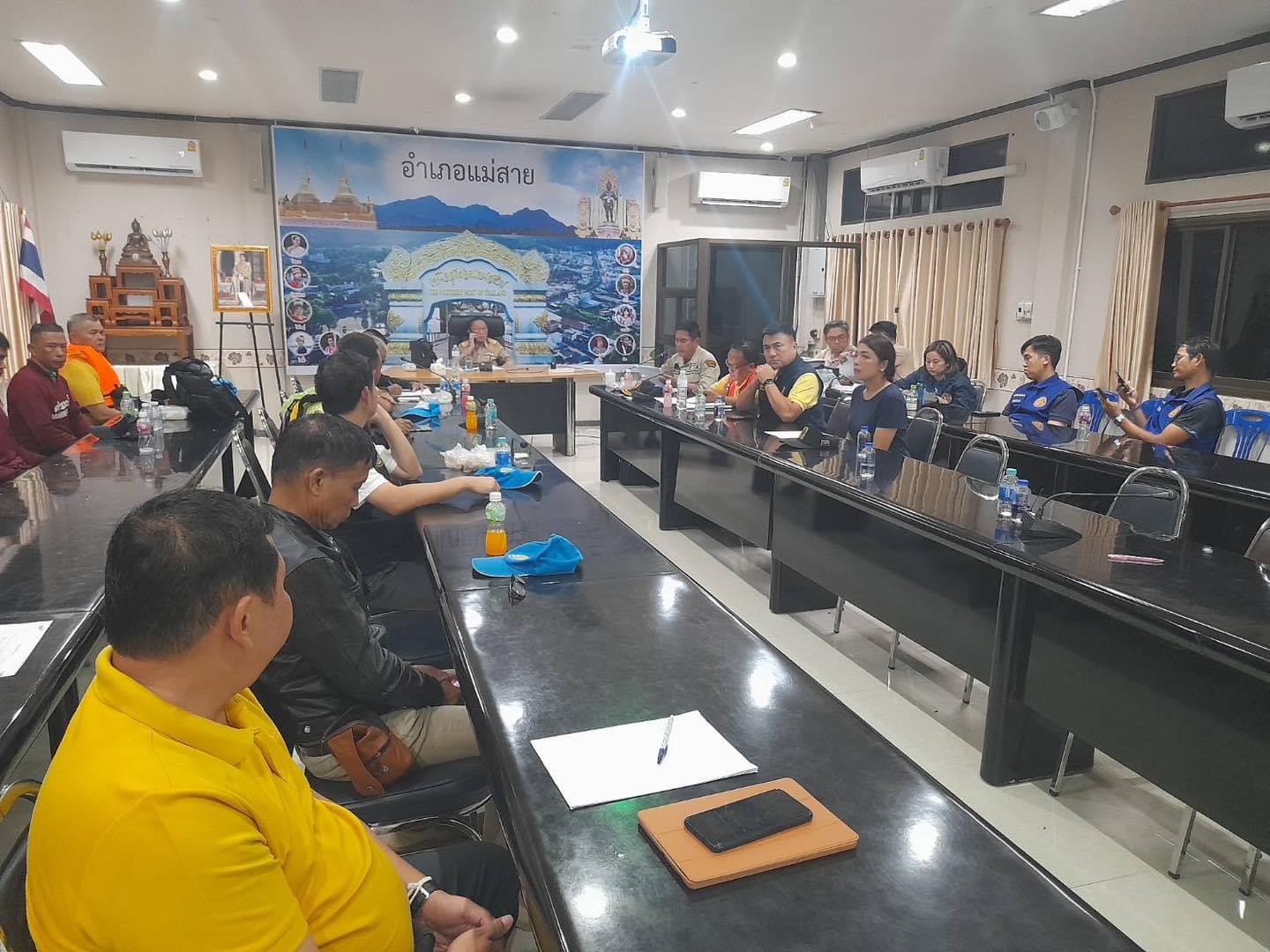 ตีหนึ่งครึ่ง !! ผู้ว่าฯเชียงราย ยังไม่นอน ประชุมติดตามสถานการณ์ การช่วยเหลือผู้ประสบภัย และเตรียมการจุดที่น้ำจะท่วมพรุ่งนี้