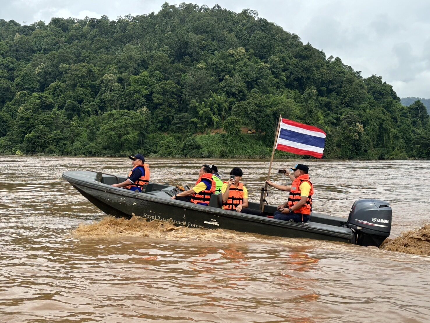 ผู้ว่าฯแม่ฮ่องสอน ติดตามสถานการณ์อุทกภัยในพื้นที่อำเภอสบเมย  พร้อมสั่งเฝ้าระวังในพื้นที่สองอำเภอ  ที่น้ำสาละวินได้เอ่อท่วมสูงขึ้นในทำให้หลายหมู่บ้าน