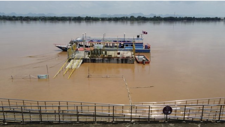 “น้ำโขงนครพนม” จ่อจุดเฝ้าระวังล้นตลิ่ง หยุดเดินเรือสำราญท่องเที่ยวชั่วคราว