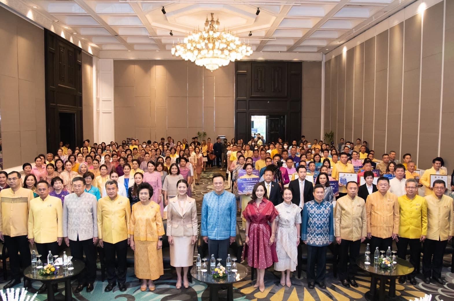 มท.1 มอบโล่รางวัล “อำเภอสวยงาม”ประจำปี 67 ยินดีกับ 17 อำเภอต้นแบบการให้บริการบนหลักการ “ความยั่งยืน” ยึดถือประโยชน์ของพี่น้องประชาชนเป็นสำคัญ