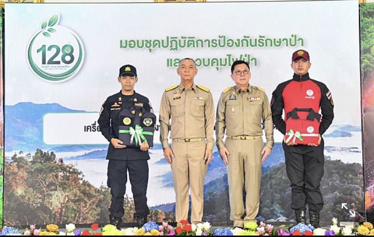 “เฉลิมชัย” เชิดชูวีรชนป่าไม้ มอบ 1 แสน ให้ภรรยา จนท.พิทักษ์ป่า พร้อมให้กำลังใจ ยืนเคียงข้างทำสิ่งที่ถูกต้อง ไม่ปล่อยให้ต้องต่อสู้คนเดียว