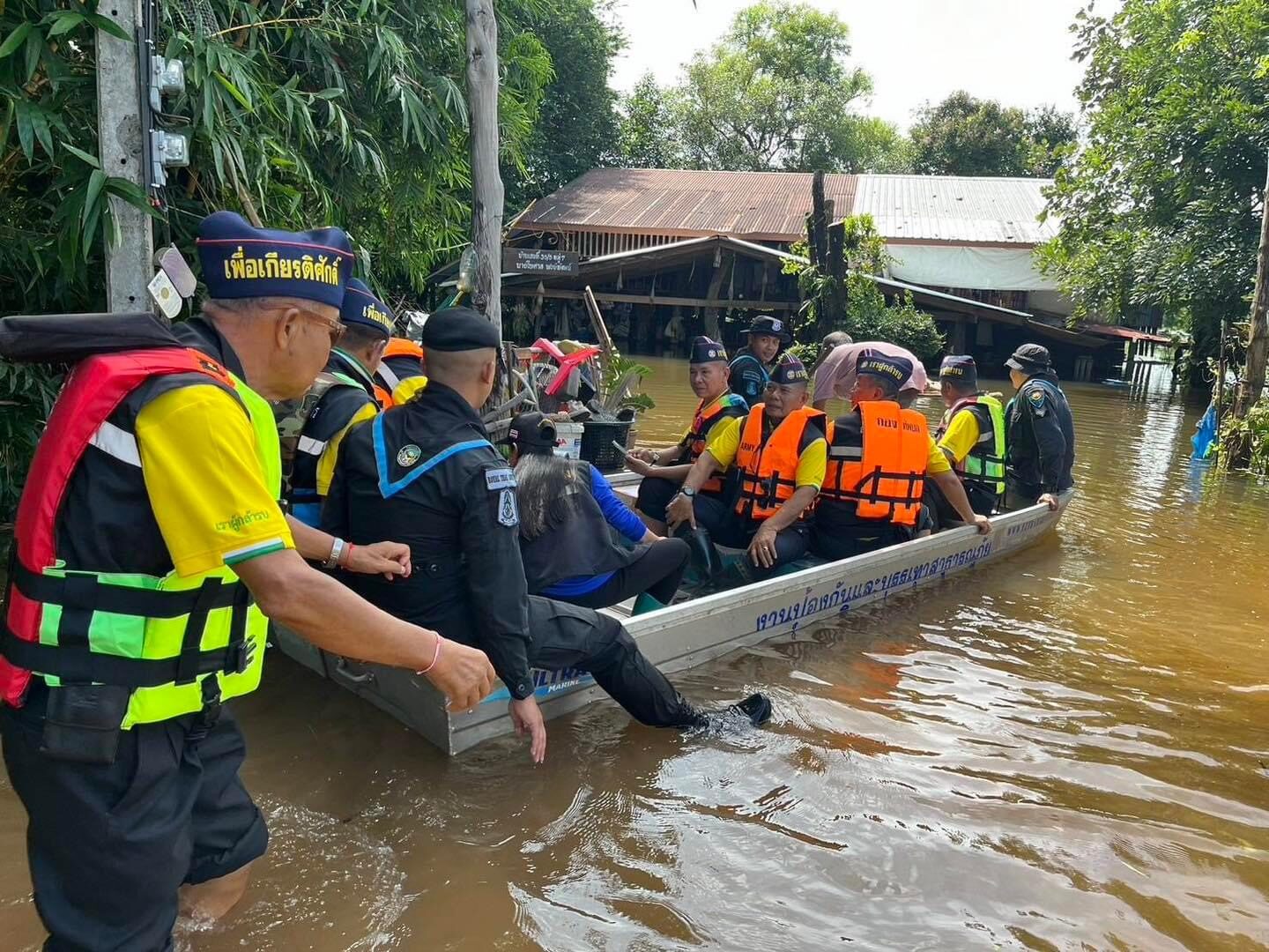 🇹🇭 “พรานดำ 21” เข้าให้การช่วยเหลือมอบสิ่งของที่จำเป็นให้กับผู้ได้รับผลกระทบน้ำท่วม ในพื้นที่ อ.ท่าอุเทน จ.นครพนม 🇹🇭
