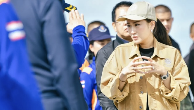 ‘แพทองธาร’ นำคณะบินเชียงราย ชี้เงินเยียวยาก้อนแรกเริ่มแล้ว รอบ​ 2 รอ​ ศปช.เคาะหลักเกณฑ์ใหม่ ยันเตรียมหลายแผนกระตุ้นเศรษฐกิจหลังน้ำลด