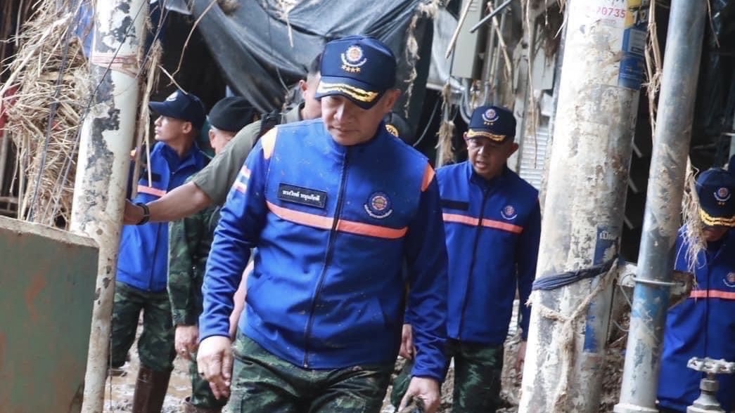 เครื่องฉีดน้ำพระราชทานเข้าถึงบ้านผู้ประสบภัย ปฏิบัติภารกิจล้างโคลนทันที