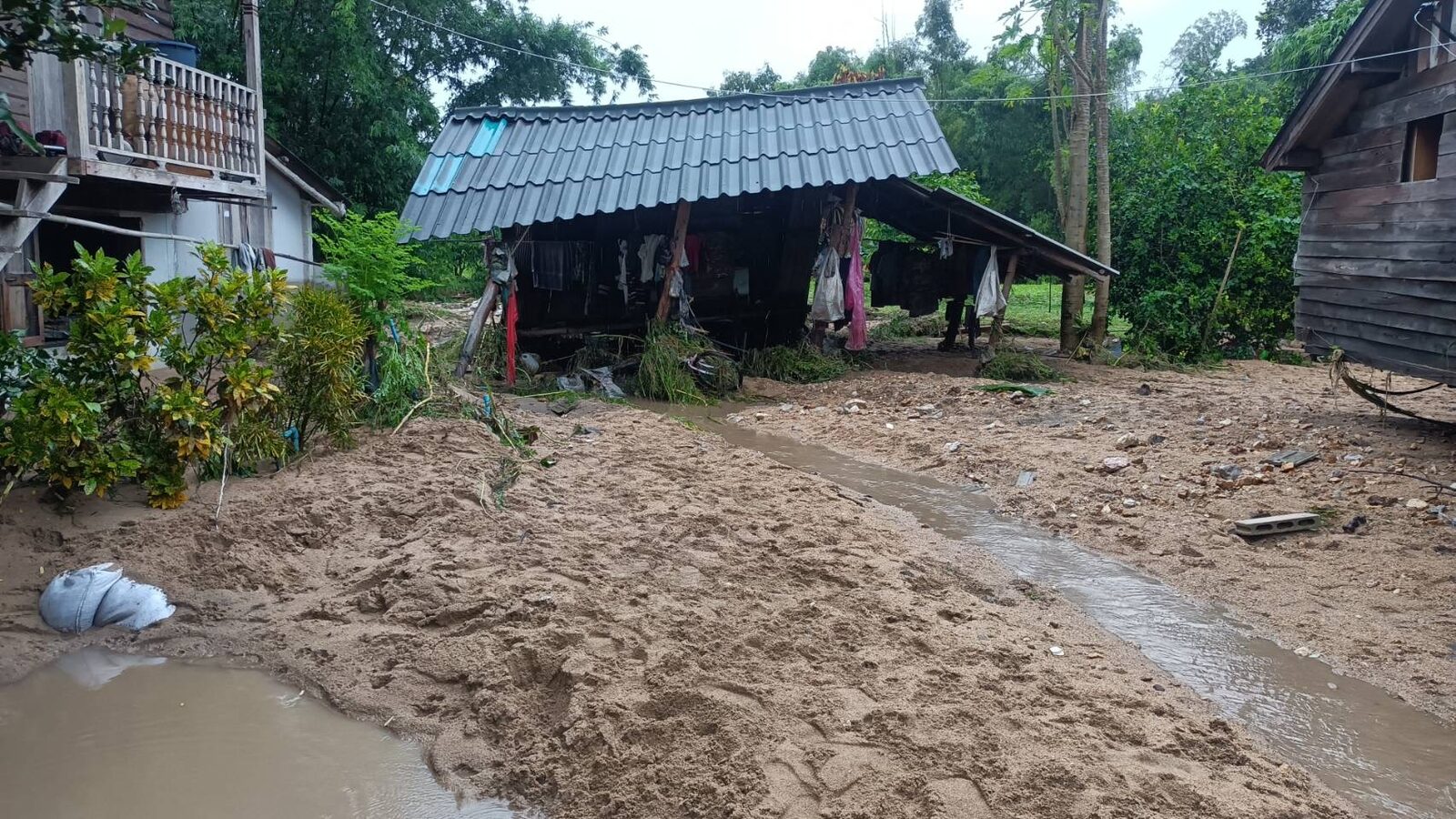 (ลำปาง)น้ำป่าทะลักห้วยแม่ตาน ท่วมหมู่บ้านต้นน้ำแม่ตาน พัดคนหายไปกับกระแสน้ำ 2 ราย ชาวบ้านตามหาถึงเช้ายังไม่พบ