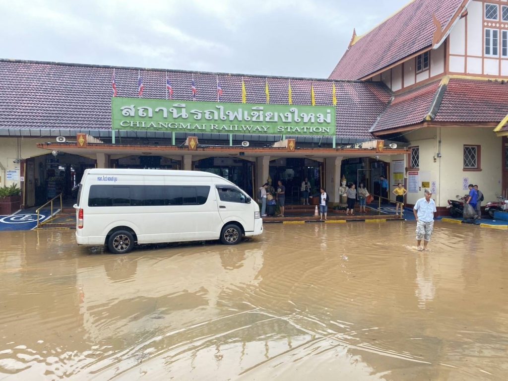 “สุริยะ” ห่วงสถานการณ์น้ำท่วมเชียงใหม่ สั่งการรถไฟฯ ประสานขนส่ง จัดรถอำนวยความสะดวกการเดินทางให้ประชาชน กำชับต้องถึงจุดหมายอย่างปลอดภัย “สุริยะ” ห่วงสถานการณ์น้ำท่วมเชียงใหม่ สั่งการรถไฟฯ ประสานขนส่ง จัดรถอำนวยความสะดวกการเดินทางให้ประชาชน กำชับต้องถึงจุดหมายอย่างปลอดภัย