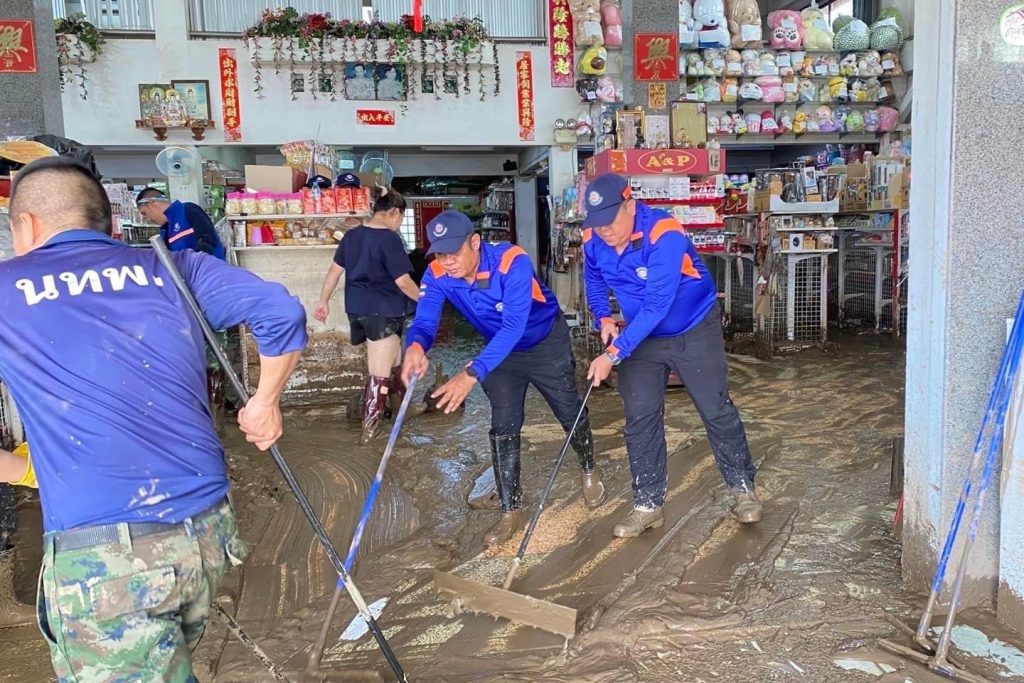 รวมพลังช่วยน้ำท่วมเหนือ ทหารจับมือลุยทุกชุมชน “เรื่องดังหลังข่าว” รวมพลังช่วยน้ำท่วมเหนือ ทหารจับมือลุยทุกชุมชน “เรื่องดังหลังข่าว”