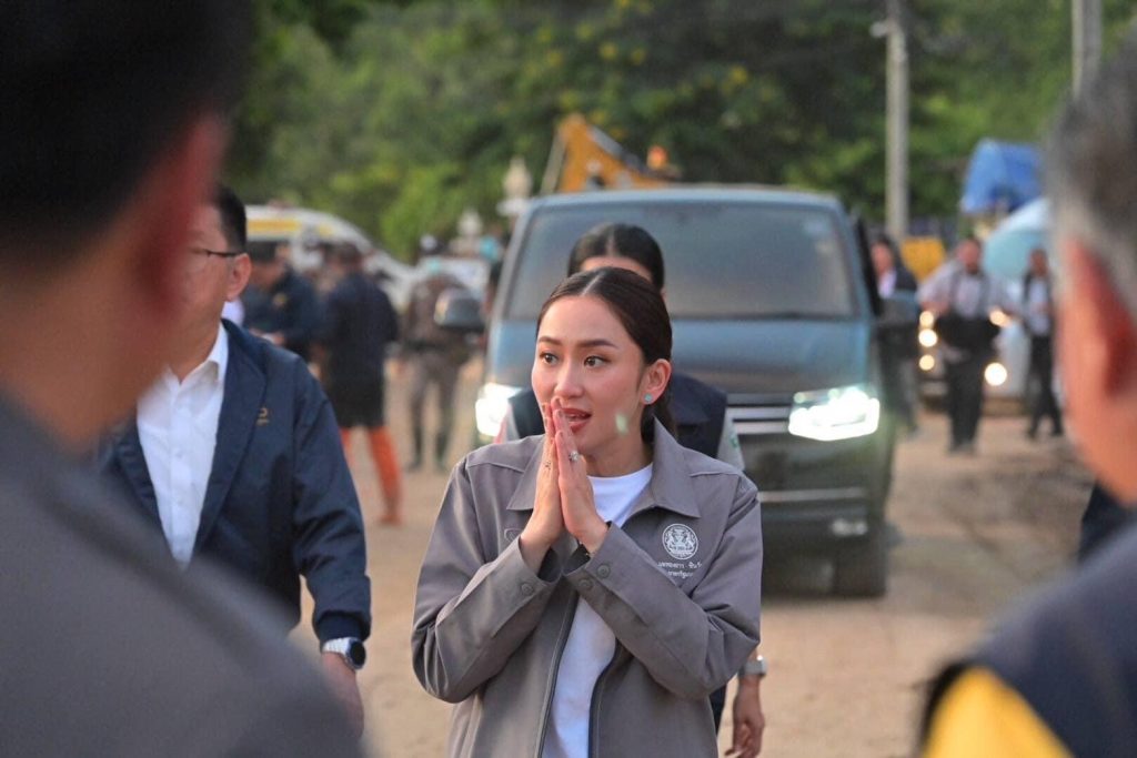 นักเสี่ยงโชคขอส่อง "เลขเด็ด" ทะเบียนรถนายกฯ อิ๊งค์ ลงพื้นที่ "น้ำท่วมเชียงราย" นักเสี่ยงโชคขอส่อง "เลขเด็ด" ทะเบียนรถนายกฯ อิ๊งค์ ลงพื้นที่ "น้ำท่วมเชียงราย"