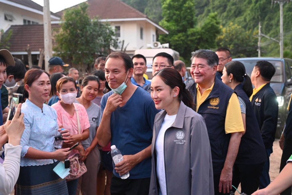 นักเสี่ยงโชคขอส่อง "เลขเด็ด" ทะเบียนรถนายกฯ อิ๊งค์ ลงพื้นที่ "น้ำท่วมเชียงราย" นักเสี่ยงโชคขอส่อง "เลขเด็ด" ทะเบียนรถนายกฯ อิ๊งค์ ลงพื้นที่ "น้ำท่วมเชียงราย"