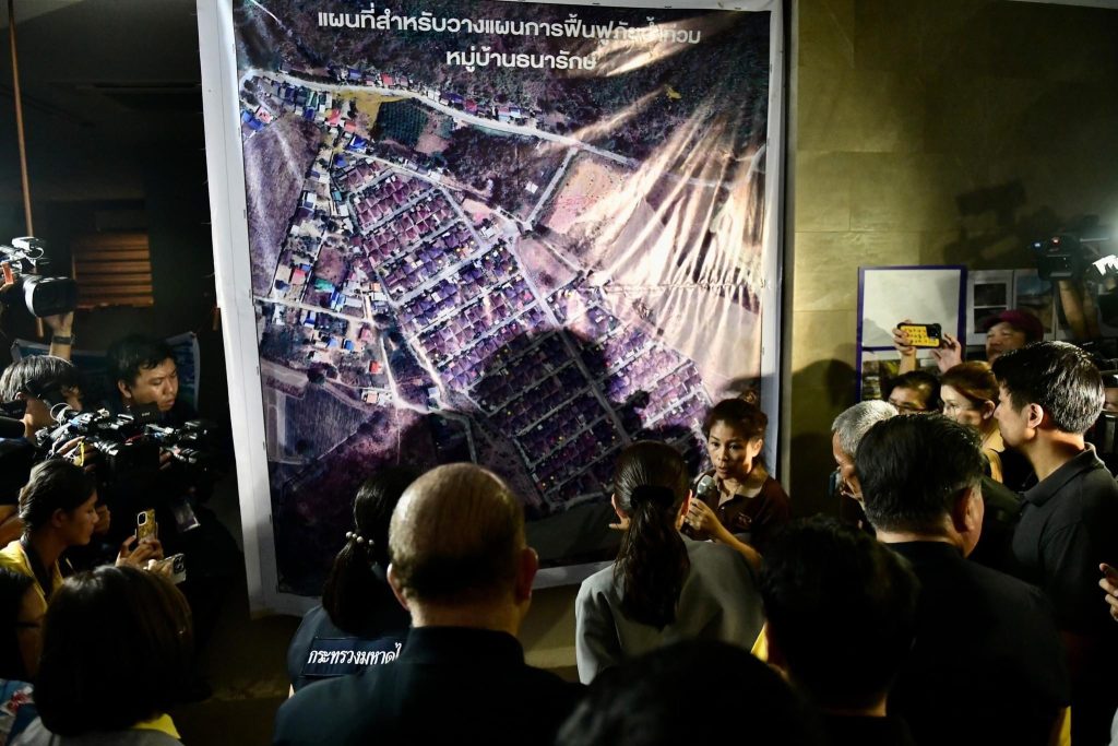 'นายกฯ'ลุยโคลนรับฟังปัญหาหมู่บ้านธนารักษ์ริมน้ำกก จ.เชียงราย 'นายกฯ'ลุยโคลนรับฟังปัญหาหมู่บ้านธนารักษ์ริมน้ำกก จ.เชียงราย