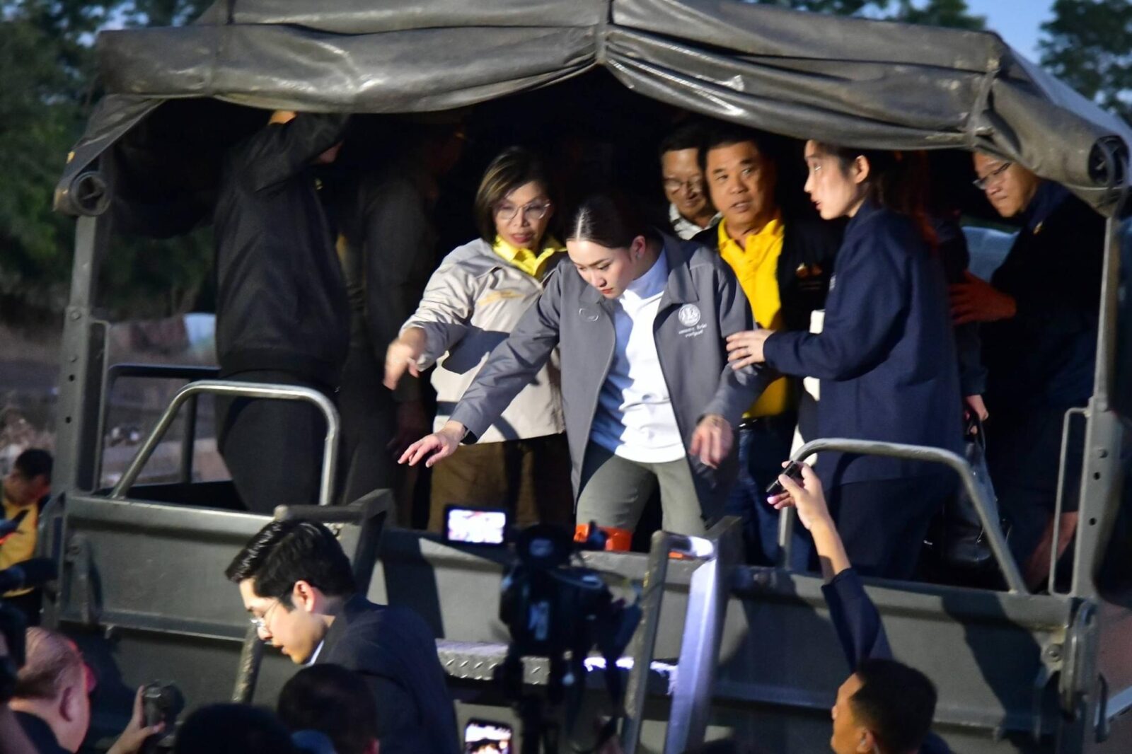 ‘นายกฯ’ลุยโคลนรับฟังปัญหาหมู่บ้านธนารักษ์ริมน้ำกก จ.เชียงราย