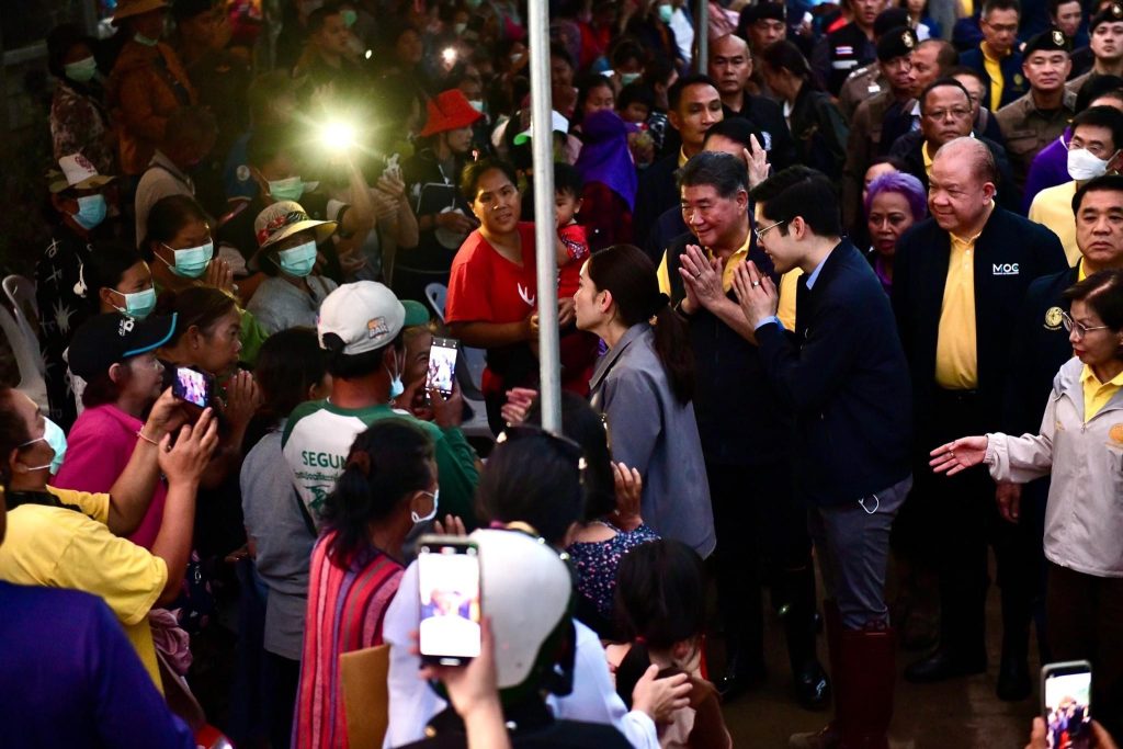 'นายกฯ'ลุยโคลนรับฟังปัญหาหมู่บ้านธนารักษ์ริมน้ำกก จ.เชียงราย 'นายกฯ'ลุยโคลนรับฟังปัญหาหมู่บ้านธนารักษ์ริมน้ำกก จ.เชียงราย
