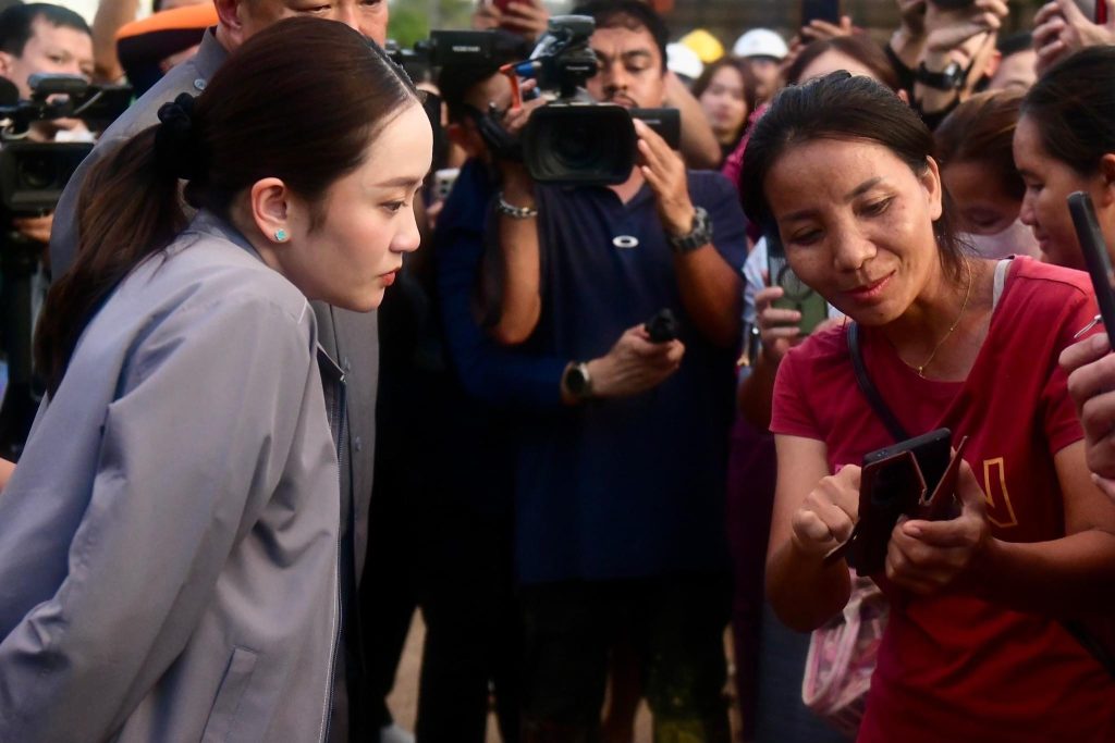 'นายกฯ'ลุยโคลนรับฟังปัญหาหมู่บ้านธนารักษ์ริมน้ำกก จ.เชียงราย 'นายกฯ'ลุยโคลนรับฟังปัญหาหมู่บ้านธนารักษ์ริมน้ำกก จ.เชียงราย