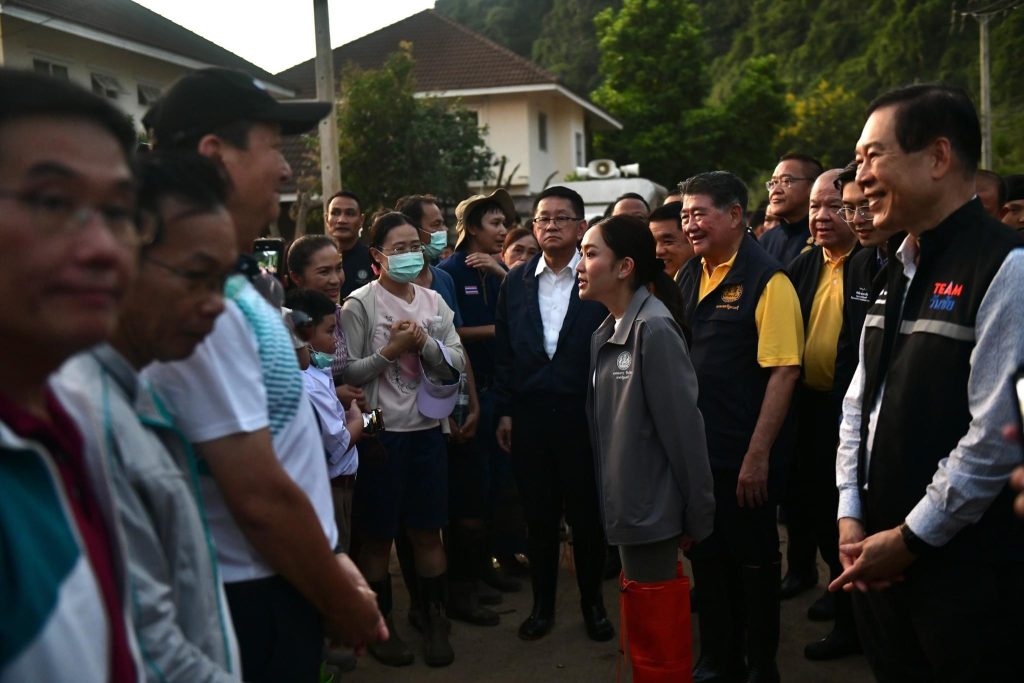 'นายกฯ'ลุยโคลนรับฟังปัญหาหมู่บ้านธนารักษ์ริมน้ำกก จ.เชียงราย 'นายกฯ'ลุยโคลนรับฟังปัญหาหมู่บ้านธนารักษ์ริมน้ำกก จ.เชียงราย