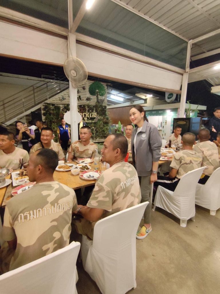 จิตอาสา-จนท สุดปลื้ม นายกฯเป็นกันเอง รัฐบาลจัดเลี้ยงอาหารค่ำขอบคุณเจ้าหน้าที่ทุ่มเททำงานช่วยเหลือประชาชนในพื้นที่ จิตอาสา-จนท สุดปลื้ม นายกฯเป็นกันเอง รัฐบาลจัดเลี้ยงอาหารค่ำขอบคุณเจ้าหน้าที่ทุ่มเททำงานช่วยเหลือประชาชนในพื้นที่