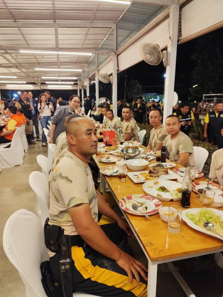 จิตอาสา-จนท สุดปลื้ม นายกฯเป็นกันเอง รัฐบาลจัดเลี้ยงอาหารค่ำขอบคุณเจ้าหน้าที่ทุ่มเททำงานช่วยเหลือประชาชนในพื้นที่ จิตอาสา-จนท สุดปลื้ม นายกฯเป็นกันเอง รัฐบาลจัดเลี้ยงอาหารค่ำขอบคุณเจ้าหน้าที่ทุ่มเททำงานช่วยเหลือประชาชนในพื้นที่
