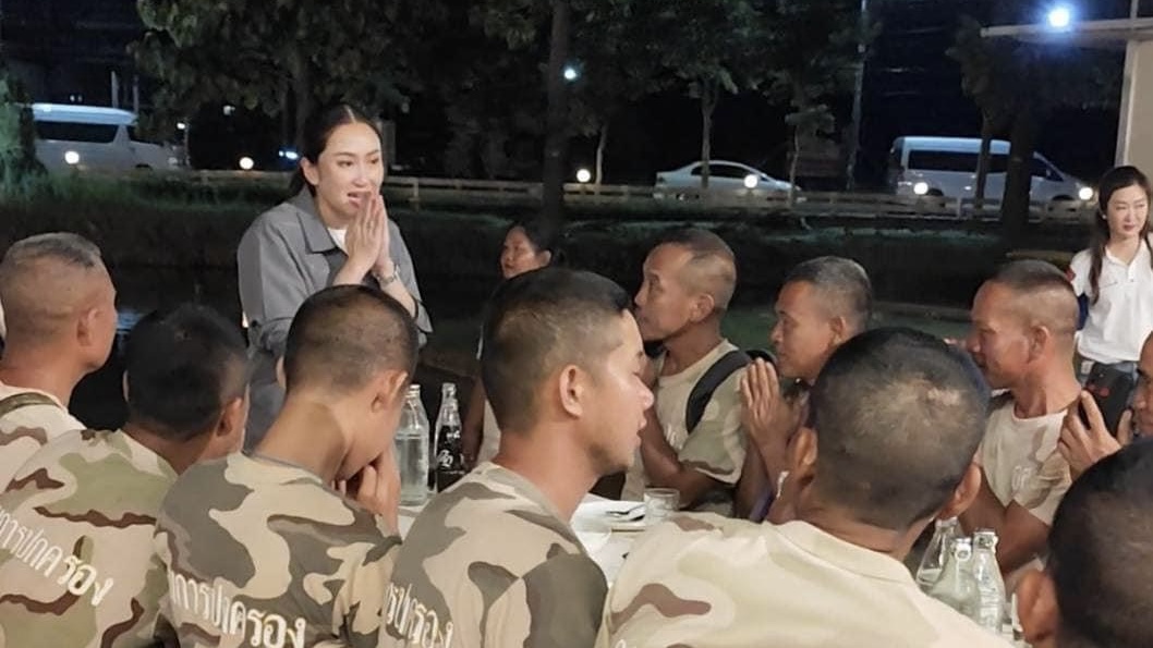 จิตอาสา-จนท สุดปลื้ม นายกฯเป็นกันเอง รัฐบาลจัดเลี้ยงอาหารค่ำขอบคุณเจ้าหน้าที่ทุ่มเททำงานช่วยเหลือประชาชนในพื้นที่
