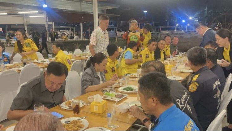 จิตอาสา-จนท สุดปลื้ม นายกฯเป็นกันเอง รัฐบาลจัดเลี้ยงอาหารค่ำขอบคุณเจ้าหน้าที่ทุ่มเททำงานช่วยเหลือประชาชนในพื้นที่ จิตอาสา-จนท สุดปลื้ม นายกฯเป็นกันเอง รัฐบาลจัดเลี้ยงอาหารค่ำขอบคุณเจ้าหน้าที่ทุ่มเททำงานช่วยเหลือประชาชนในพื้นที่