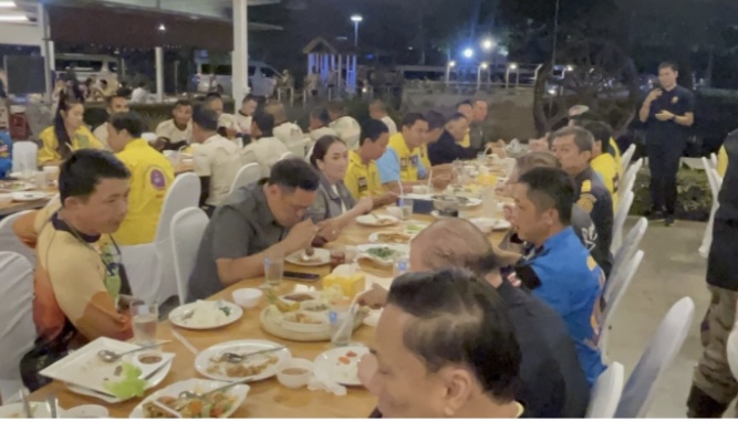 จิตอาสา-จนท สุดปลื้ม นายกฯเป็นกันเอง รัฐบาลจัดเลี้ยงอาหารค่ำขอบคุณเจ้าหน้าที่ทุ่มเททำงานช่วยเหลือประชาชนในพื้นที่ จิตอาสา-จนท สุดปลื้ม นายกฯเป็นกันเอง รัฐบาลจัดเลี้ยงอาหารค่ำขอบคุณเจ้าหน้าที่ทุ่มเททำงานช่วยเหลือประชาชนในพื้นที่